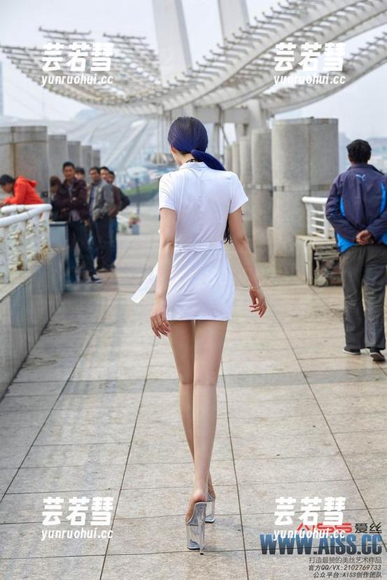 偷瞄爱丝的独家展示视频花絮，想下哪张美图就下哪张！