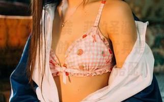 GIRLT果团网 – 龚玥菲的圣诞高清写真集：一场色彩缤纷的狂欢，尤其是她的那个毯子，真是完美的搭配！