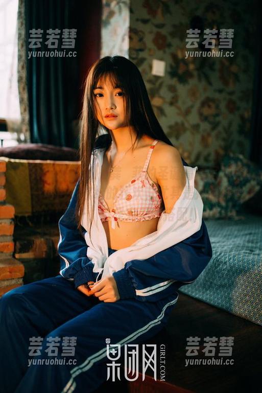 GIRLT果团网-龚玥菲 GIRLT果团网 - 龚玥菲的圣诞高清写真集:一场色彩缤纷的狂欢,尤其是她的那个毯子,真是完美的搭配!