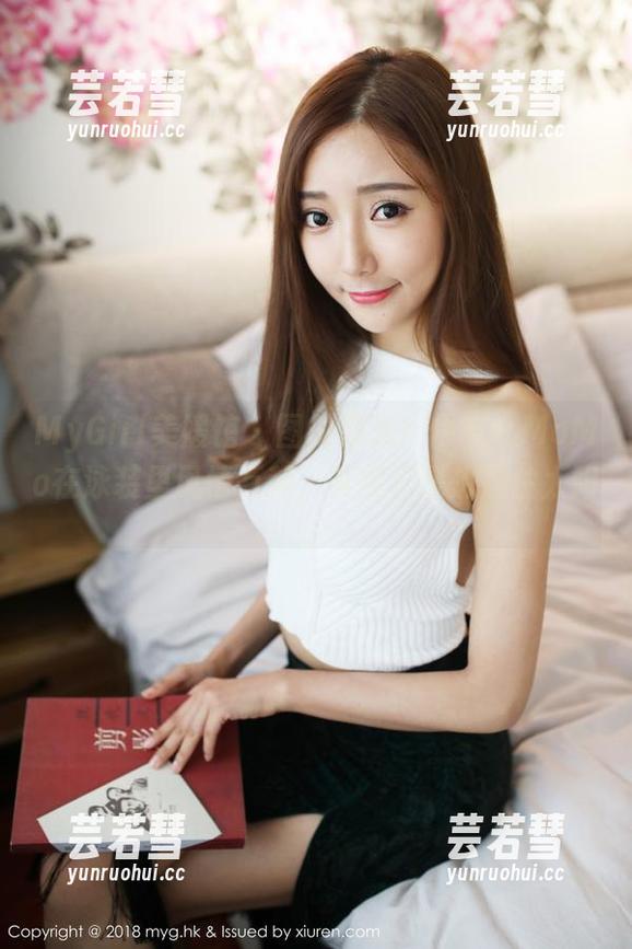 MyGirl美媛馆 - 图册曝光！伊小七MoMo在泳装里风情万种，其实只是想挡住太阳。