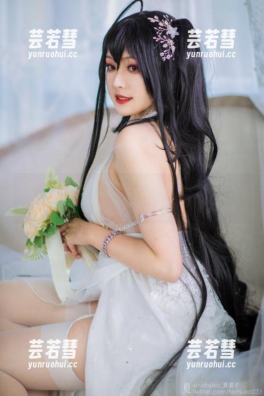 资源大放送，Natsuko夏夏子OL的cos系列：办公室内外的大胆穿越。