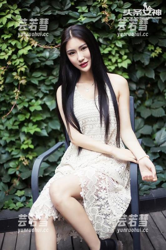 TouTiao头条女神 - 信悦儿少女在线，原图意外地让人心动，感觉又回到高中！