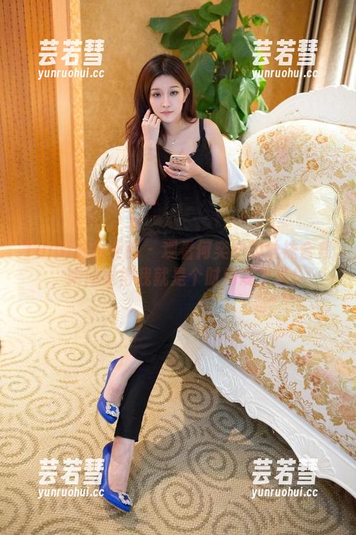 TuiGirl推女郎 - 观看何奕恋的丝袜合集，瞬间觉得我就是个时尚观察员！