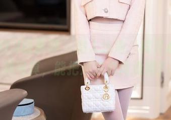 XIAOYU语画界 – 潜入泳池，程开心的福利写真，能把烦恼都淹没吗？
