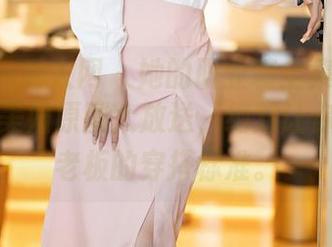 Xiuren秀人网 – 她的职业装全集来了！月野兔美妞原图大放送，绝对让你想推翻老板的穿搭标准。