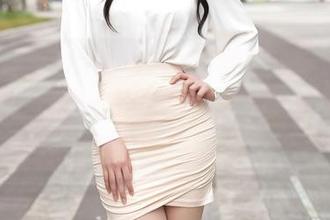Xiuren秀人网 – 少女谭睿琪Ailsa的写真美图，光影交错下的隐秘寓言，好想聊聊她的生活。