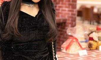 YouMi尤蜜荟 – Angela小热巴的套装资源：仿佛能听见她衣服轻轻摩擦的声音。