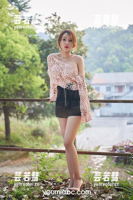 YouMi尤蜜荟-李芊芊 YouMi尤蜜荟 - 李芊芊的圣诞高清壁纸,感觉整个人都被温暖包围了。