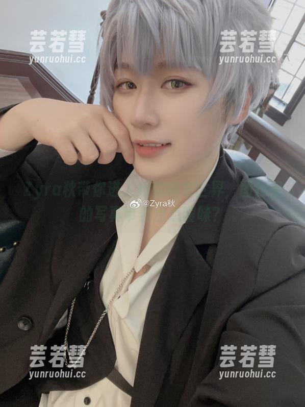 Zyra秋带你进入她的睡衣世界，图包里的写真带着点点暧昧？