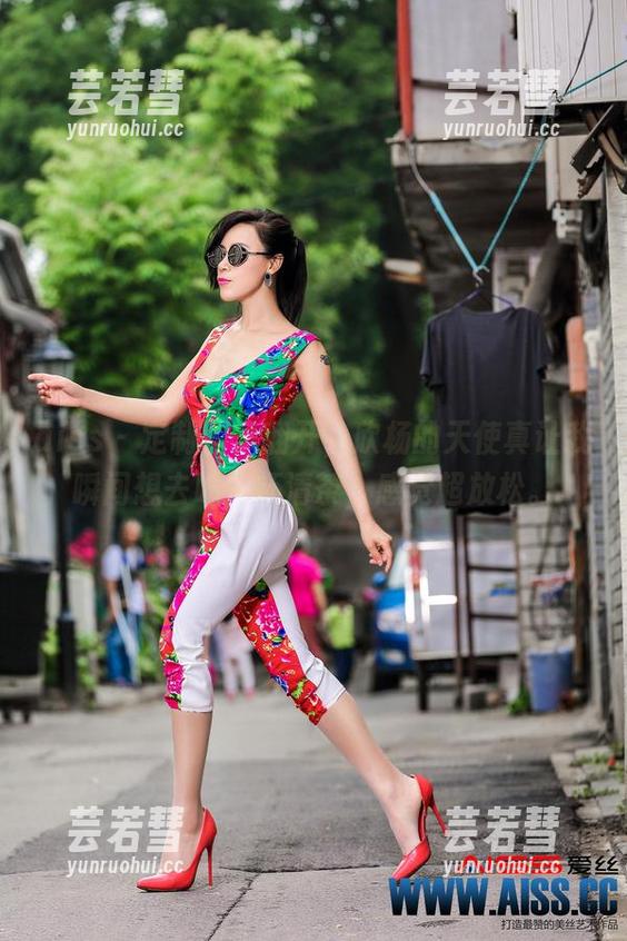 aiss-欣杨 aiss - 定制图集翻开,欣杨的天使真让我瞬间想去喝一杯清茶,感觉超放松。