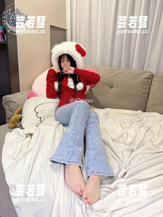 最新！at鲨鱼的白色泳衣写真：她不是在拍照，而是在搅动潮流！