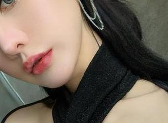 微密圈 – 不爱笑的赛琳的皮衣风格，高清瞬间让人分心，下载这张，别说我没告诉你！