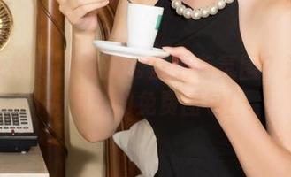 克拉女神 – 想让办公室更有氛围？速来领取舒彤的免费图包！