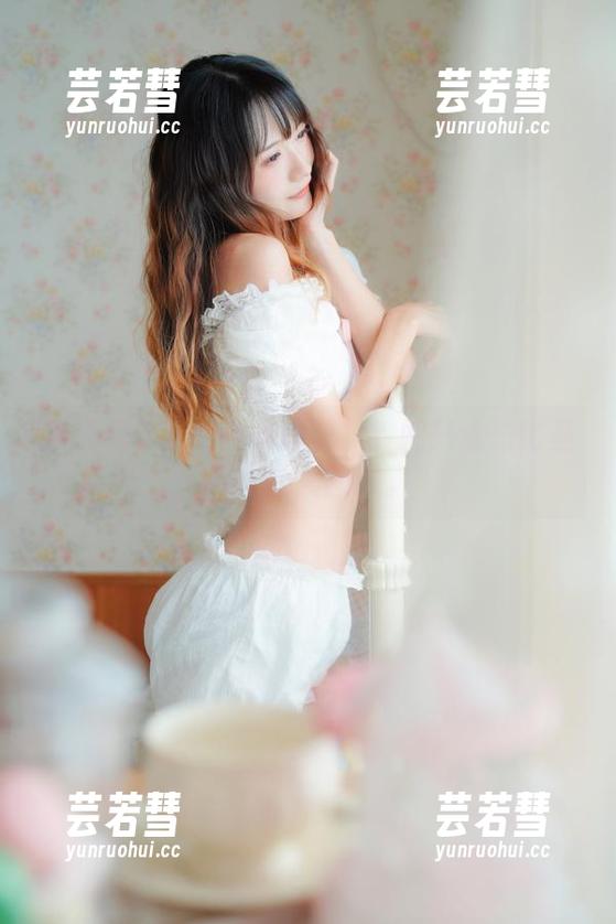兔子Zzz不吃胡萝卜 谁说兔子Zzz不吃胡萝卜?她只迷恋比基尼里的美图风。
