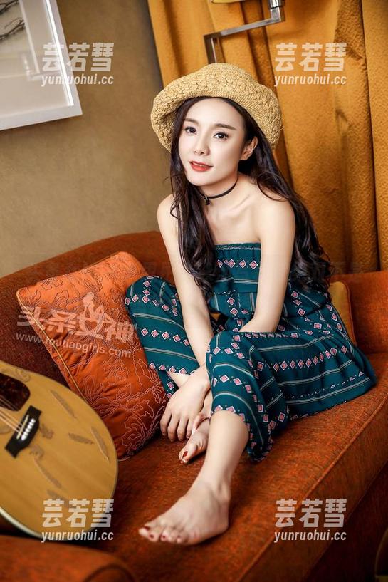 头条女神-李思彤 头条女神 - 李思彤游泳池写真,绝对不是你想象中的普通壁纸