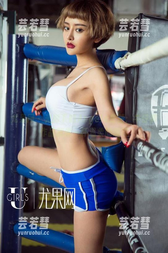 尤果网-Angela楚楚 尤果网 - 光影下的Angela楚楚:牛仔裤作品就像一杯温柔的咖啡