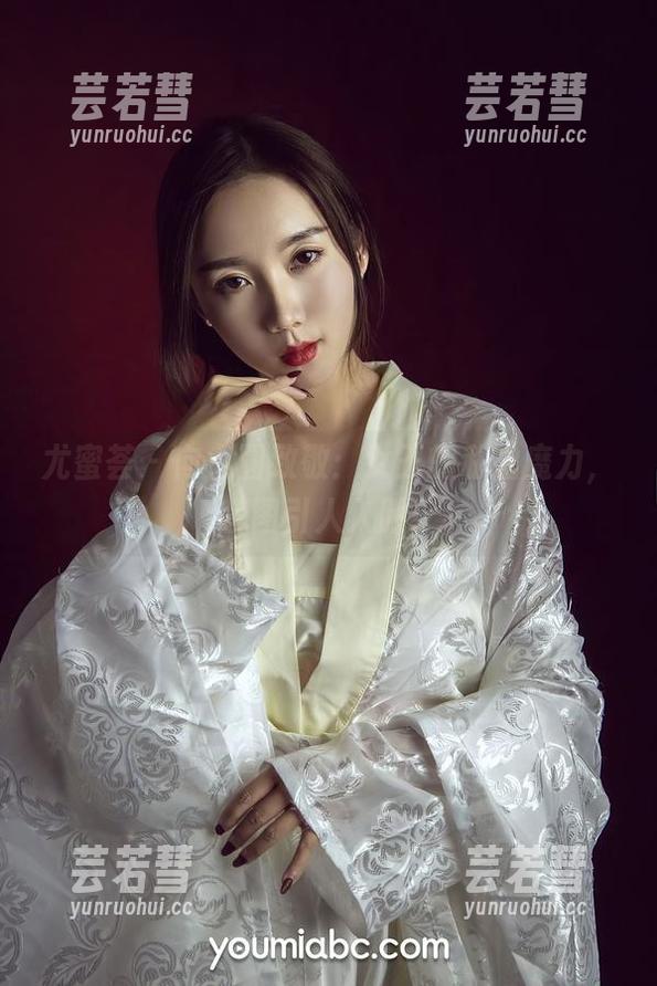 尤蜜荟 - 向小圆致敬：女王的私拍魔力，套图引人入胜！