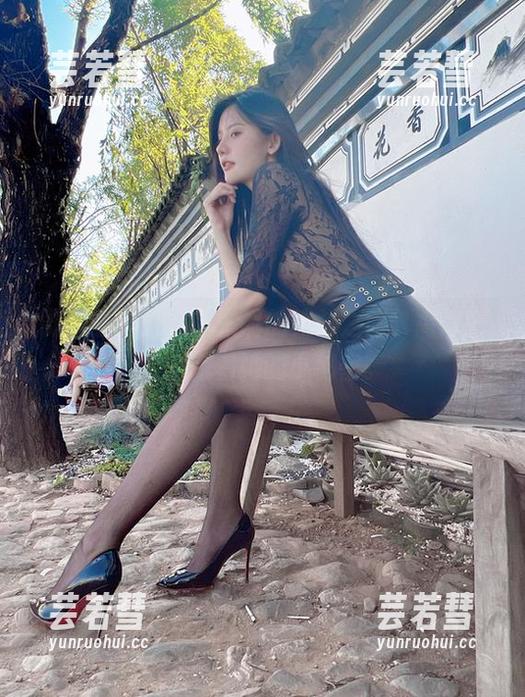 微密圈 - 就是阿朱啊的楼梯之旅，高清图集中藏着她的小秘密。