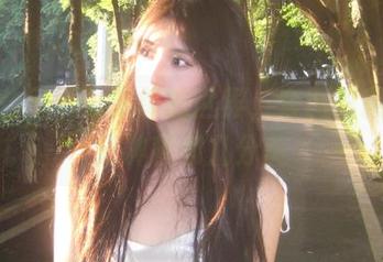 走进怡子yiii眼镜的世界，套图里藏着几分神秘和几分美