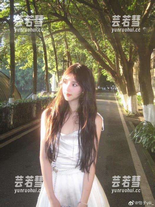走进怡子yiii眼镜的世界，套图里藏着几分神秘和几分美
