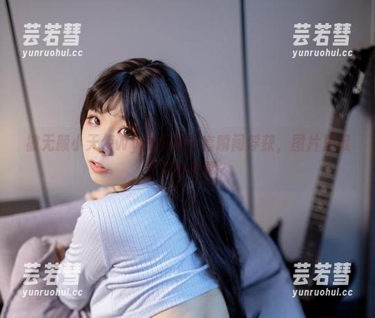 无颜小天使wy 被无颜小天使wy的短裙全套瞬间俘获,图片里藏了多少故事?