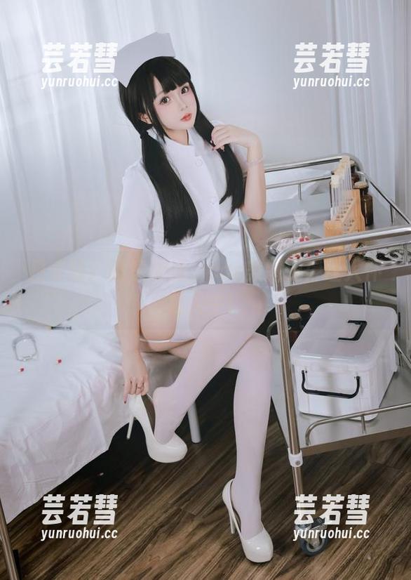日奈娇：眼镜加成，cos美图玩得让人怀疑人生！