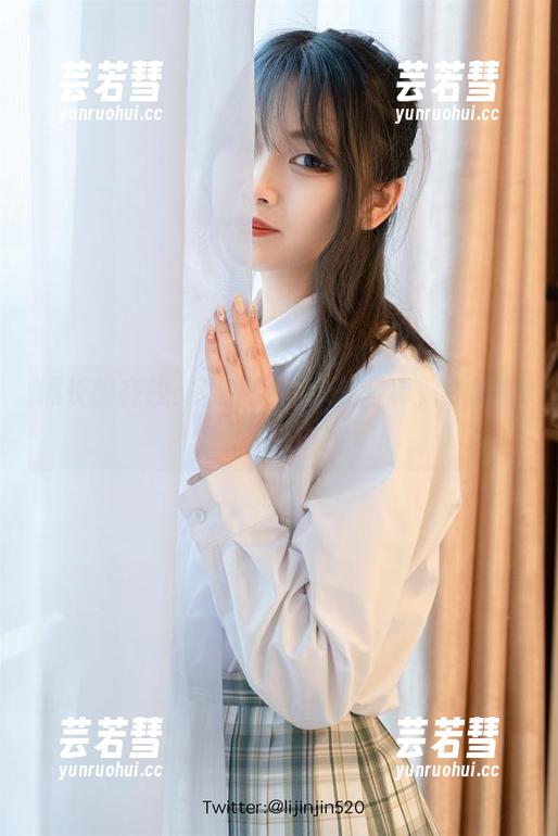 梨瑾瑾 黑长服在线:梨瑾瑾的户外写真,原图请备好纸巾!
