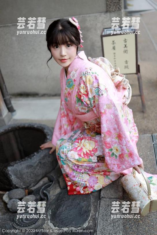 模范学院 - 走进浴室：小奶瓶呜呜的免费资源之旅