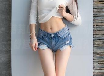 爱蜜社 – 莉莉Lily裸足：最新图册，谁说舒适不能有点诱惑？