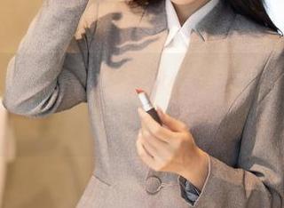 秀人网 – 光影下，福利如瑜伽般柔和的原图，菲菲吃不胖来啦！