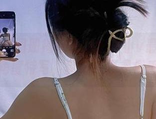 微密圈 – 图册揭秘：纪念小小v最新的各种角度特写，真香？还是假香？