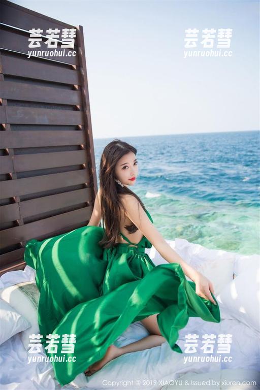 语画界 - 周思乔Betty校服写真更新，这丫头真是能把校园变成时尚发布会！