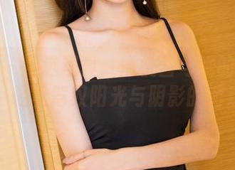 语画界 – 精选写真：蜜桃酱与她的白衬衫，轻松驾驭阳光与阴影的游戏