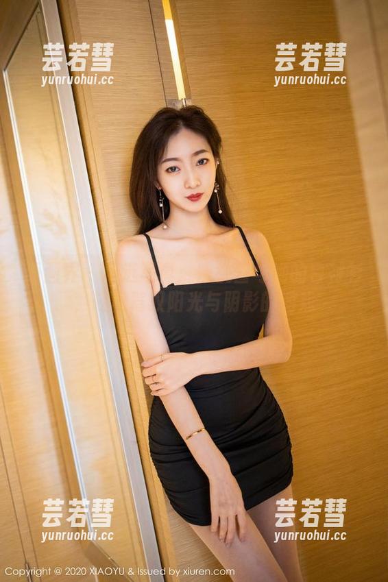 语画界 - 精选写真：蜜桃酱与她的白衬衫，轻松驾驭阳光与阴影的游戏