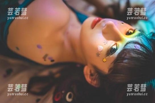 这白色T恤好像带着阳光的味道—雯粥粥全套图包必须收藏！