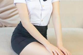 青豆客 – 谭晓彤的红裙写真图集，光影与性感交织，你准备好了吗？