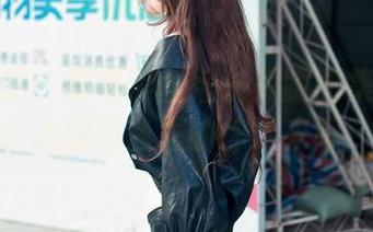 魔镜街拍：超薄黑丝细长美腿图集——不小心被腿迷失的你，来吧！