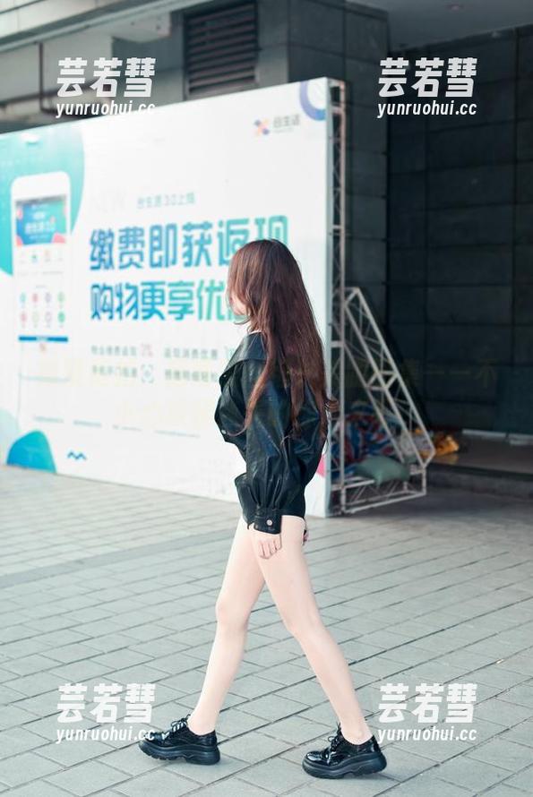 魔镜街拍：超薄黑丝细长美腿图集——不小心被腿迷失的你，来吧！