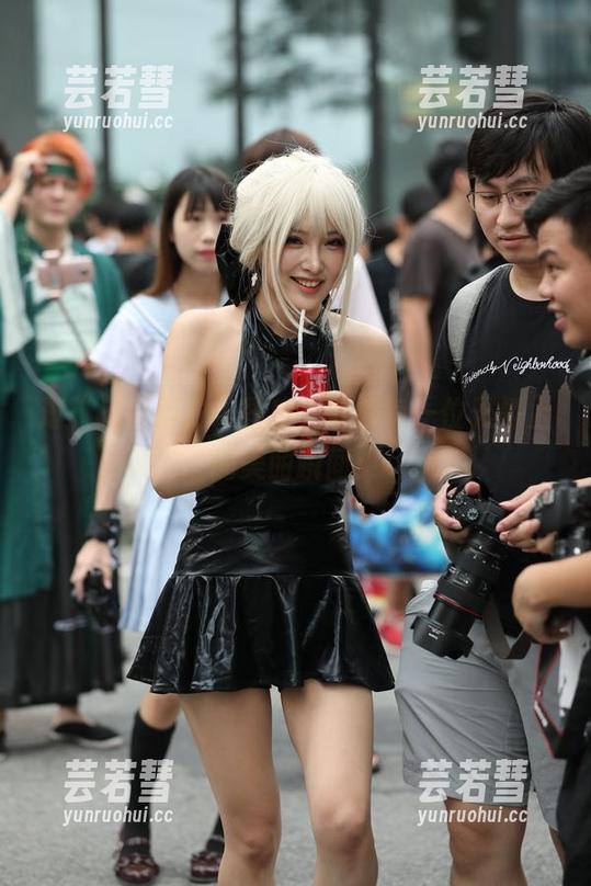 逛“魔镜街拍”图库，收集每一位天桥上的美丽瞬间！
